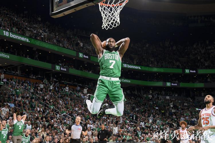 绿军揭幕战狂轰29记三分平纪录，碾压尼克斯获大胜